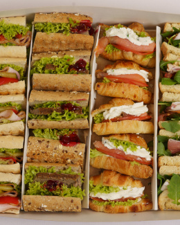partybox sandwiche i croissanty